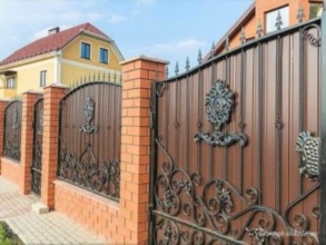 Кирпичный забор с ковкой  150 метров фото в Пущино