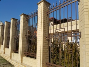 Кирпичный забор с ковкой  10 метров фото в Пущино